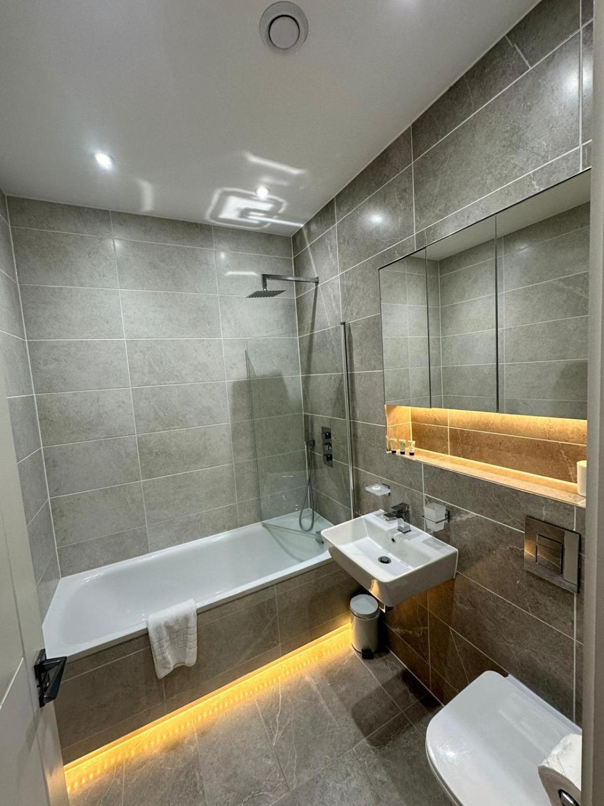 Deluxe Chic 1 2 Bed Apts Near Heathrow Legoland Windsor Slough Βίλα Εξωτερικό φωτογραφία